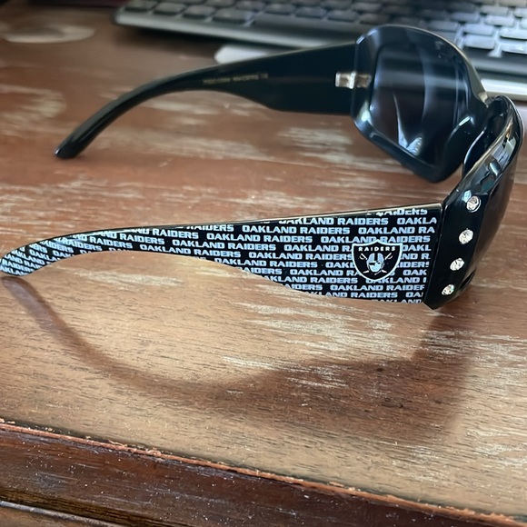 Oakland Raiders FSG125W Raiders black sunglasses with logo arms - Picture 16 of 16